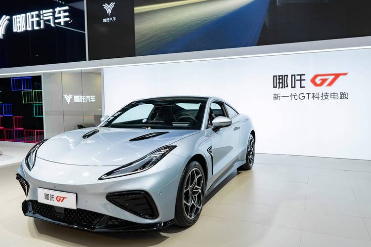 深圳167哪吒汽车在智能汽车领域的表现，领途汽车在新能源汽车市场中的影响力